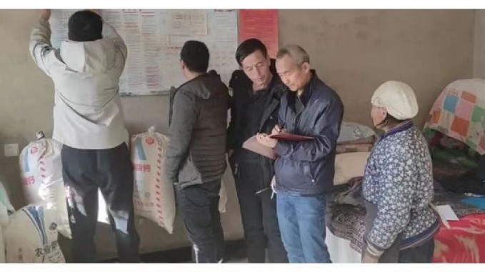 驻村更助村  实干暖民心