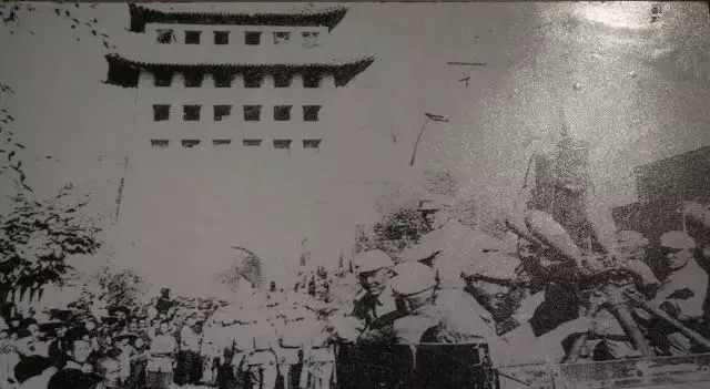 1629969448425007369.jpg 7解放军炮兵部队进入兰州城区.webp.jpg